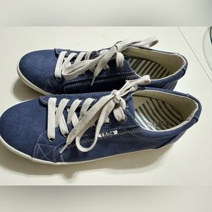 Taos women’s sneakers shoes like new. Blue 10W.